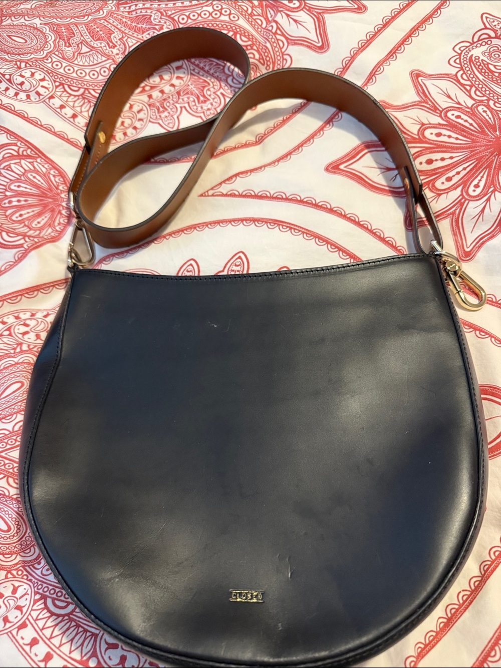 Closed Black Leather Shoulder Bag with Brown Strap